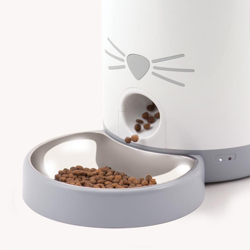 Dispenses dry food and has smart food distribution mechanism