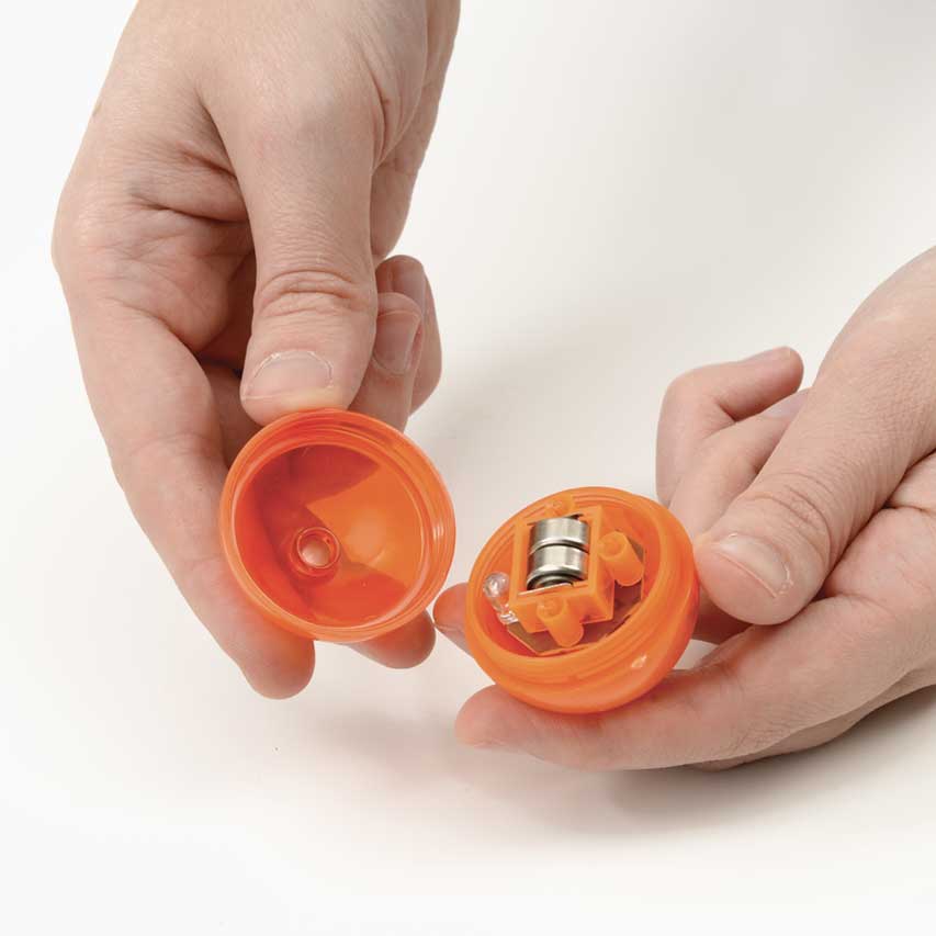 Zabawka w kształcie piłki jest łatwa do otwarcia, a baterie można wymieniać
