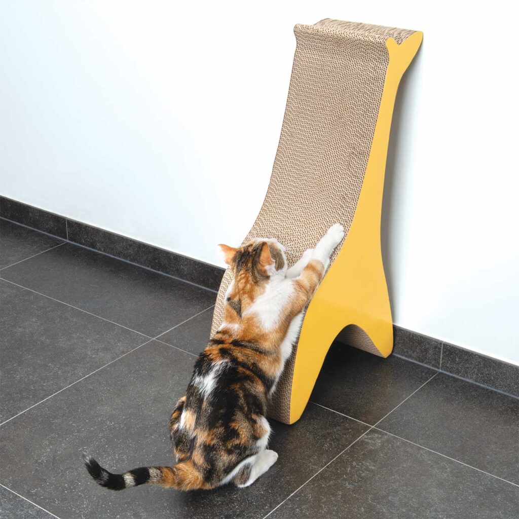 Leaning scratchers for elongated scratching positions