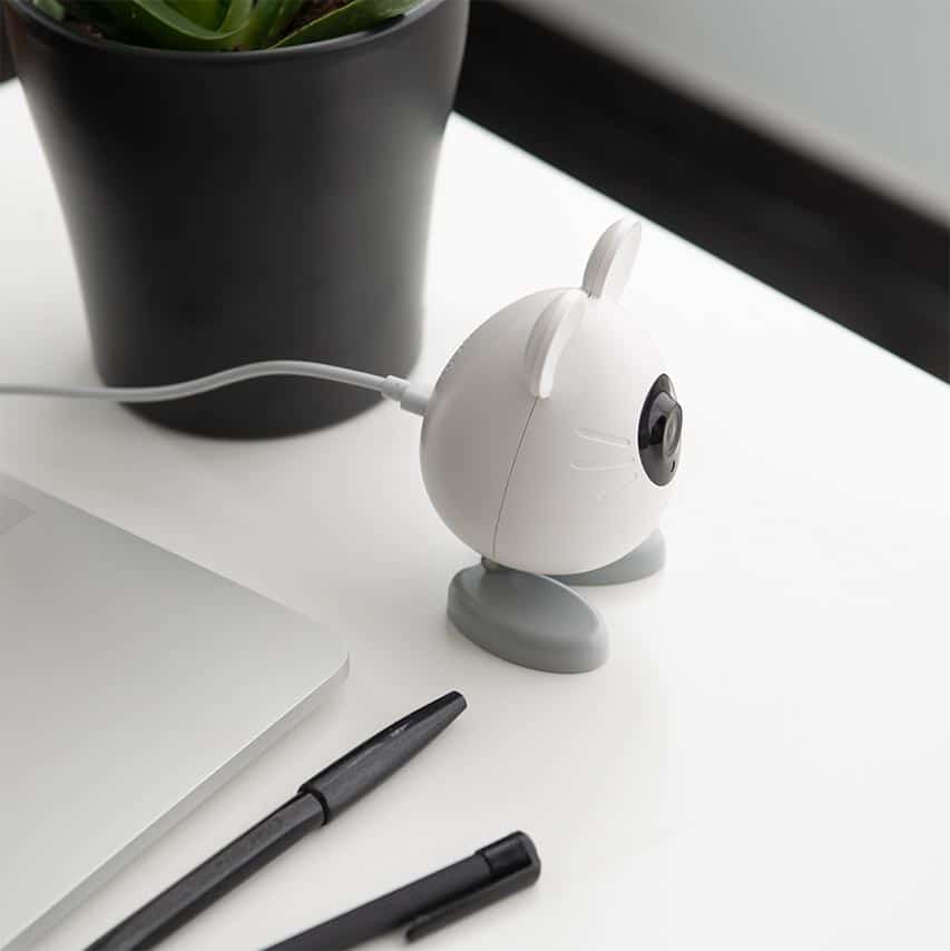 Caméra-souris intelligente Catit PIXI sur un bureau