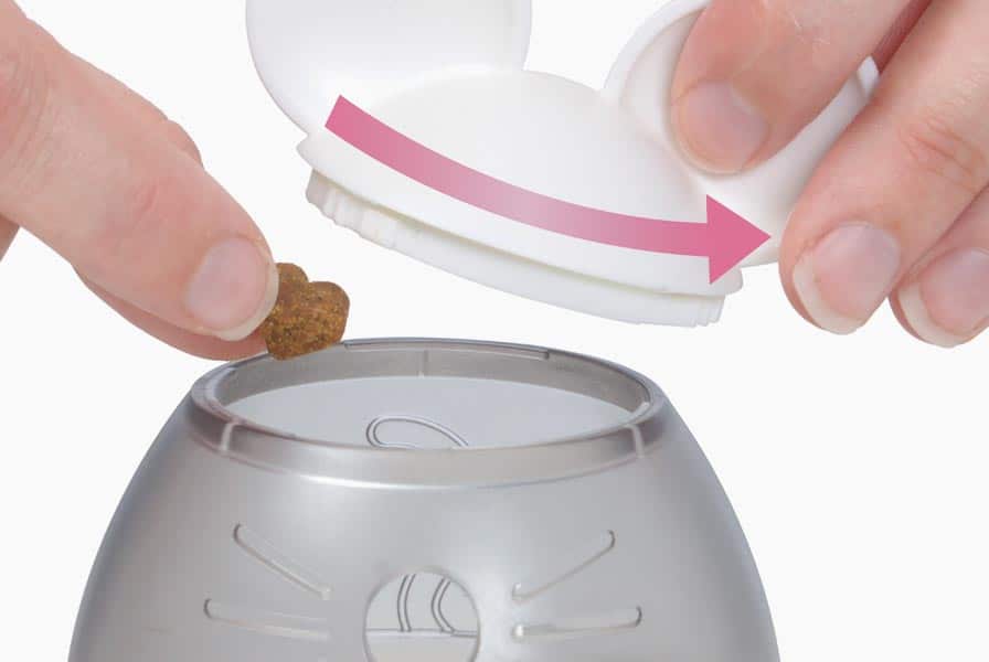 Open het schroefdeksel van het Catit PIXI Snackspeeltje in de vorm van een muis