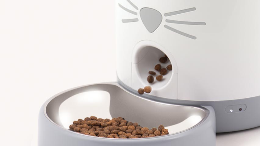 Dispenses dry food and has smart food distribution mechanism