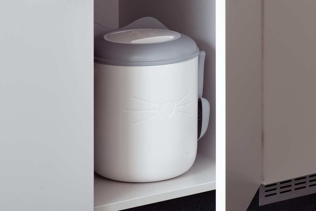 Kompakter PIXI Smart-Vakuum-Futterbehälter in einem Küchenschrank