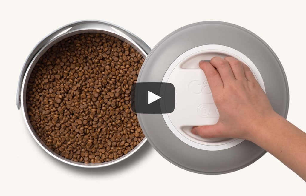 Opening the Catit PIXI Smart Vacuum Food Container