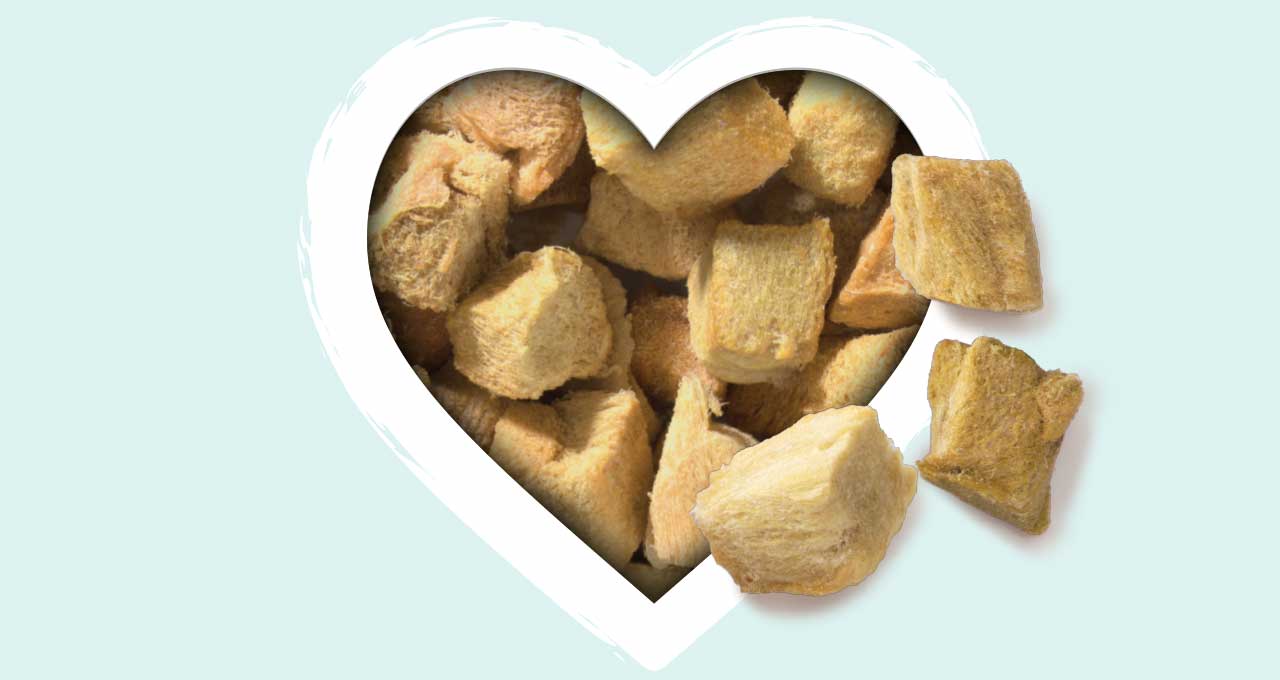 Freeze-dried ocean whitefish cubes for cats inside a heart-shaped frame