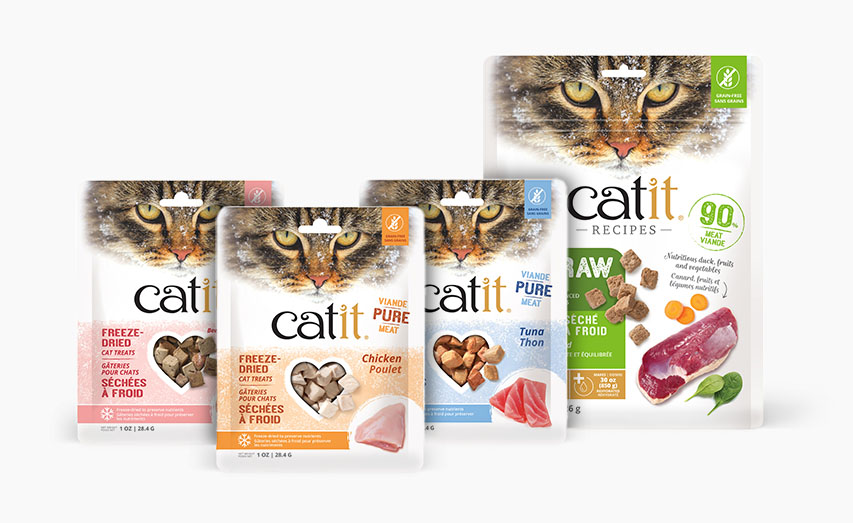 Catit freeze-dried cat treats and raw food packaging in various flavors including chicken, tuna, and duck