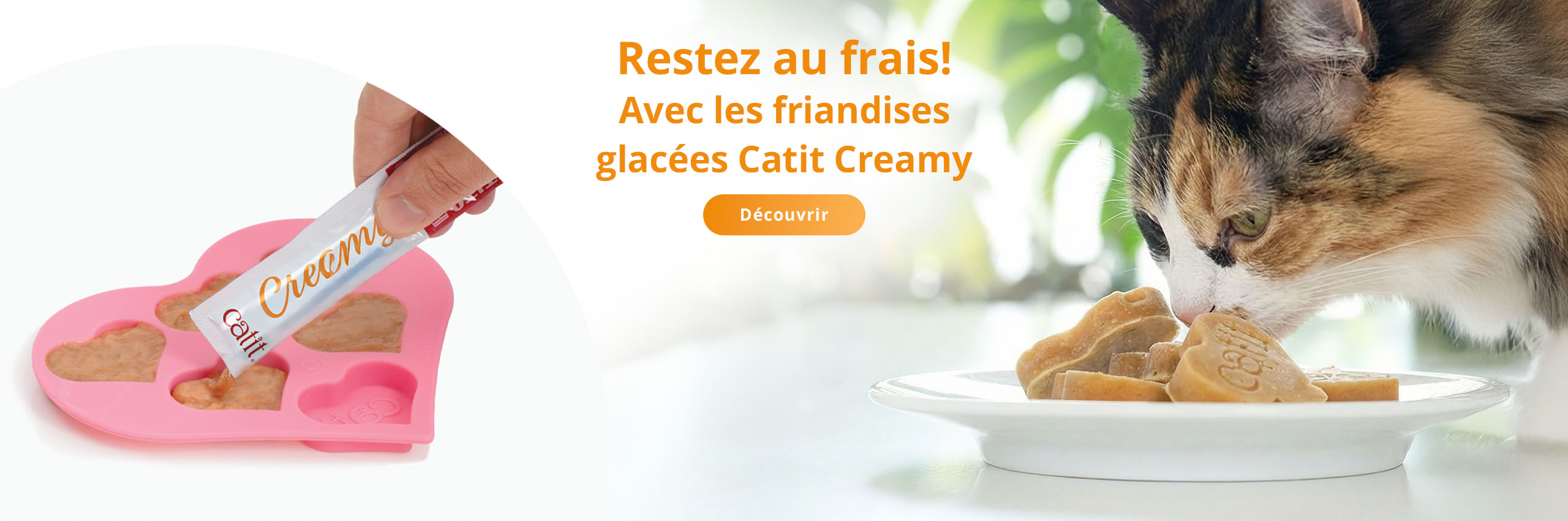 Un chat calicot en train de manger des gâteries glacées en forme de cœur dans une assiette, avec un encart montrant une main en train de presser une gâterie Catit Creamy dans un moule en silicone en forme de cœur