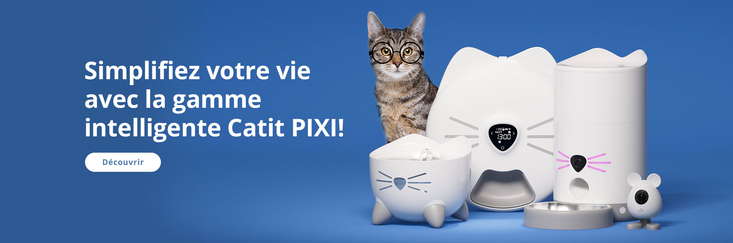 Produits intelligents Catit PIXI sur fond bleu avec un chat à l'arrière-plan.