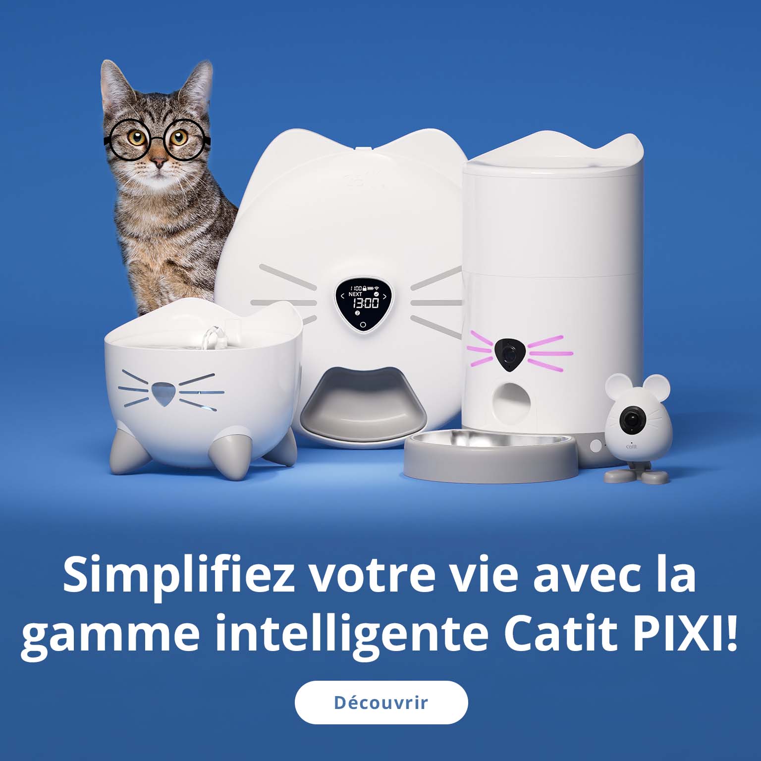 Produits intelligents Catit PIXI sur fond bleu avec un chat à l'arrière-plan.