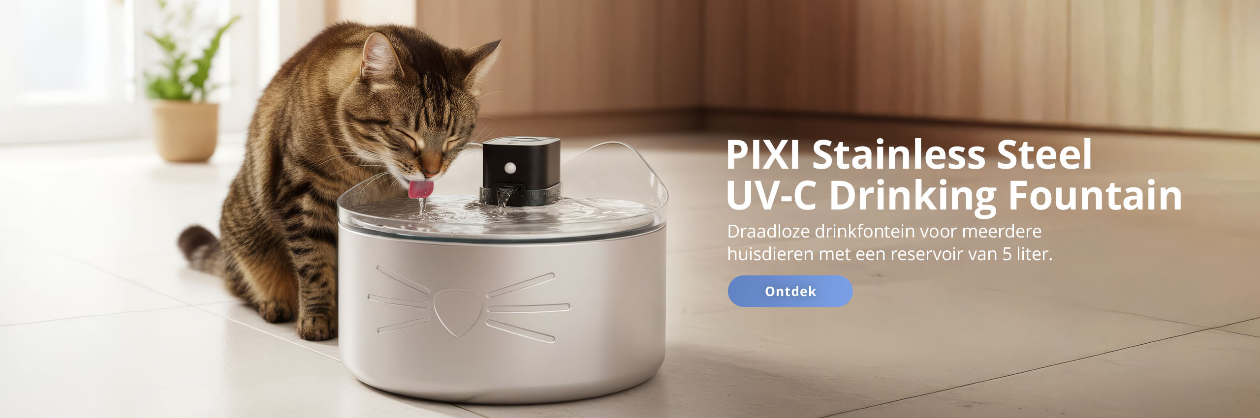Kat die drinkt uit een Catit PIXI UV-C drinkfontein van roestvrij staal in een keuken.