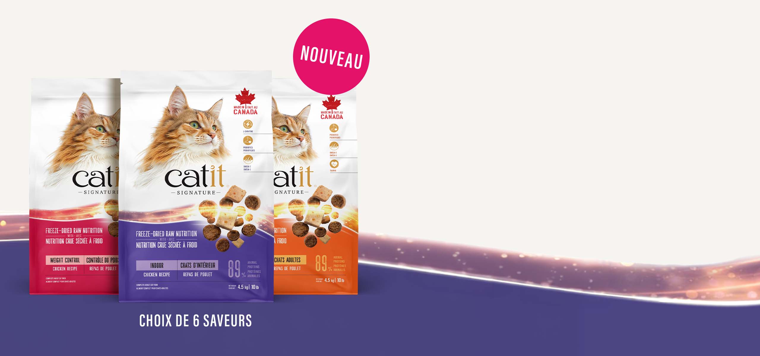 Trois sacs de la nouvelle gamme Catit Signature portant un autocollant « Nouveau » dans un cercle