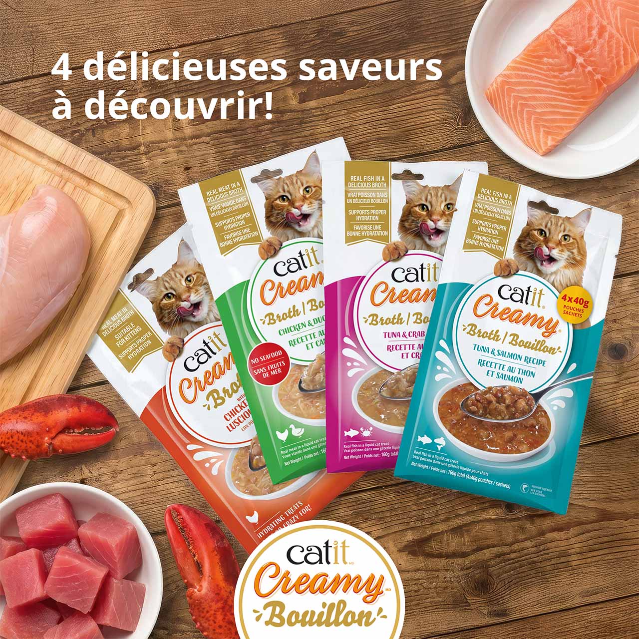 Tous les emballages de bouillons Catit Creamy sur un comptoir en bois avec des ingrédients frais, vus de dessus
