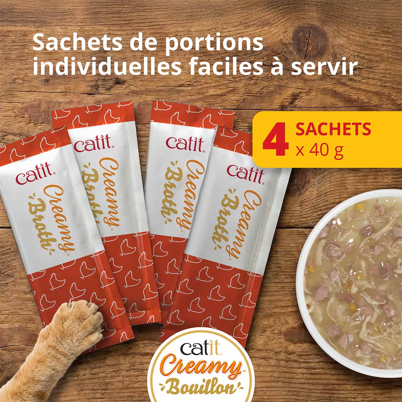 4 sachets individuels de 40 g de bouillon Catit Creamy sur un comptoir en bois