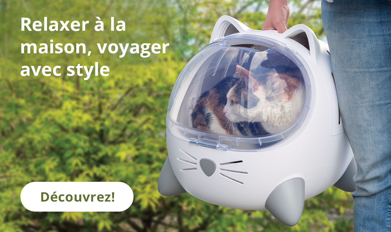 Relaxez à la maison, voyagez avec style — Catit PIXI Mio sur fond extérieur, avec une personne tenant la cage de transport PIXI Mio.