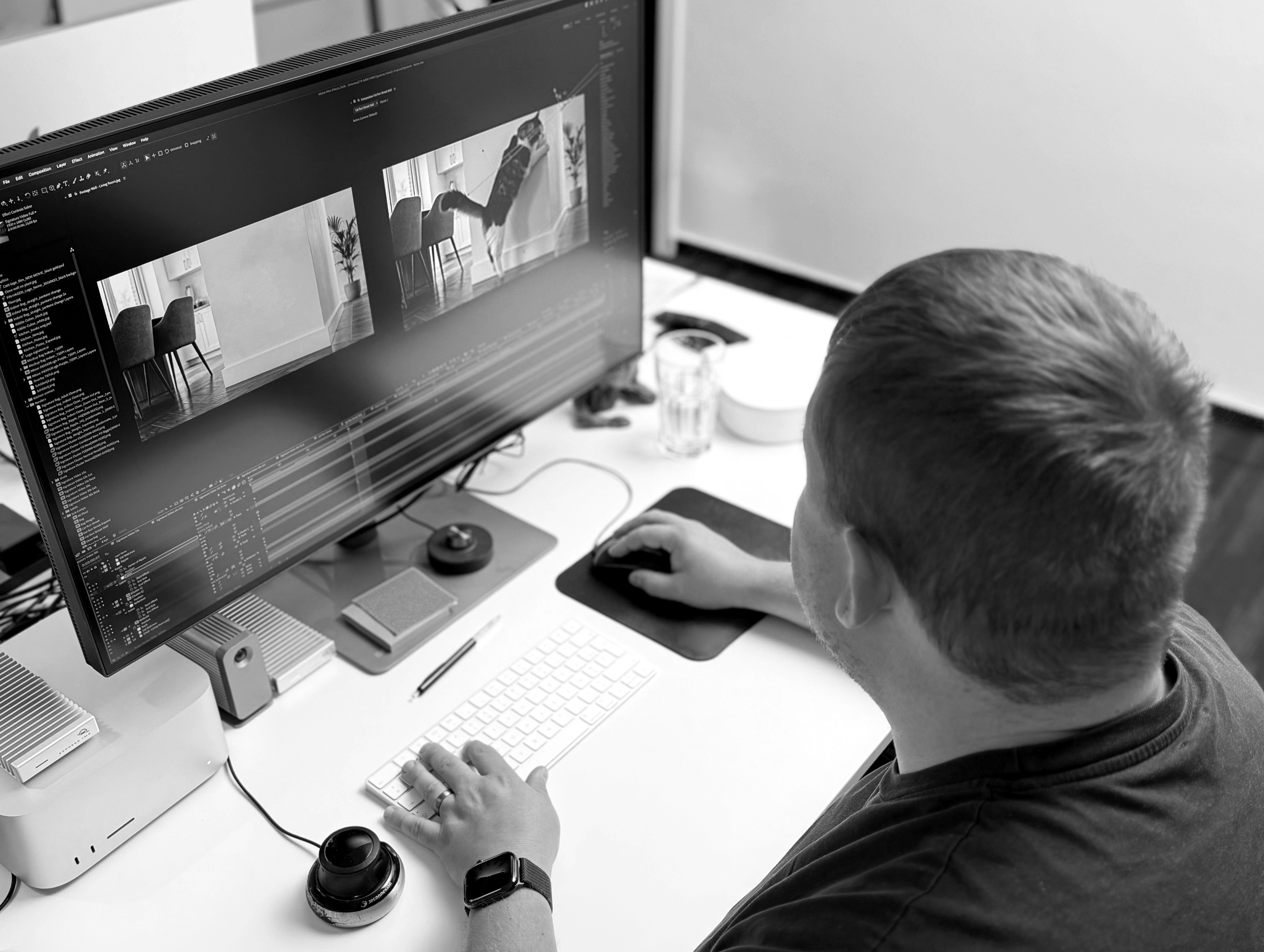 Una persona sentada en un escritorio editando un vídeo.