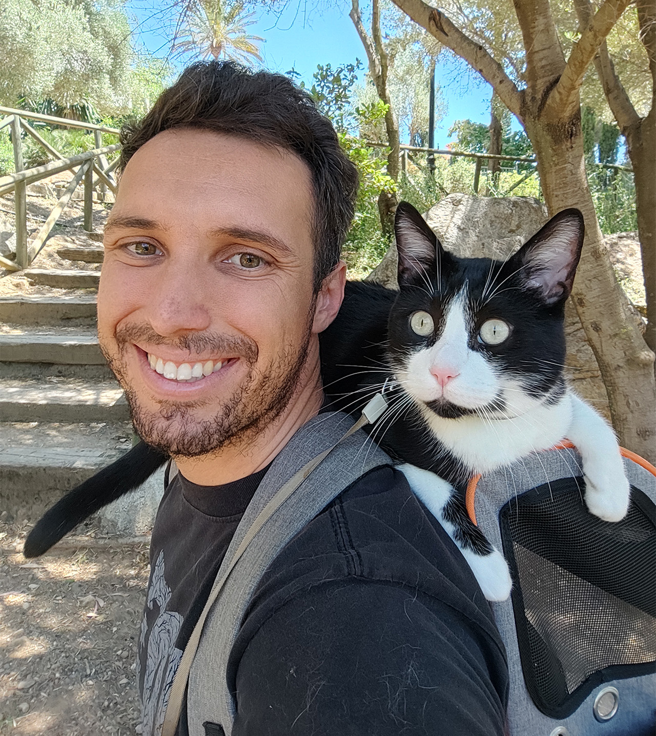 Bart et son chat tuxedo, Oreo, lors d’une randonnée