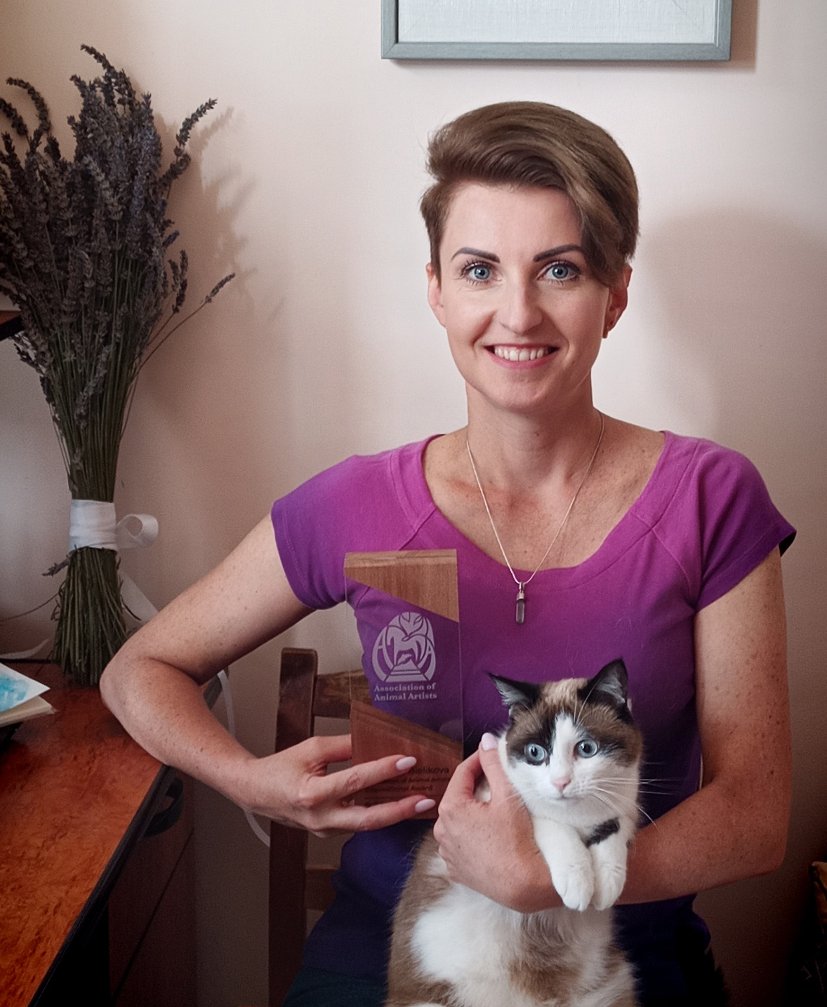Simfonietta und ihr Mensch posieren mit dem Association of Animal Artists International Award aus dem Jahr 2025