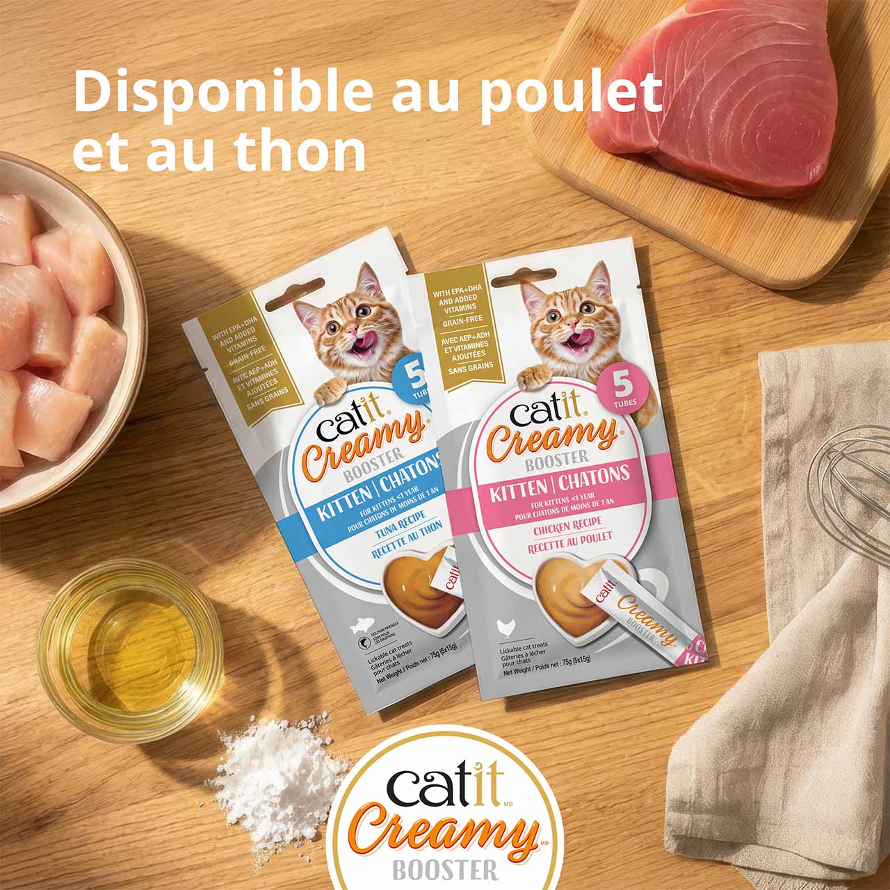 Emballages de gâterie Catit Creamy Booster pour chatons déposés sur un comptoir en bois et entourés d’ingrédients, vue de dessus