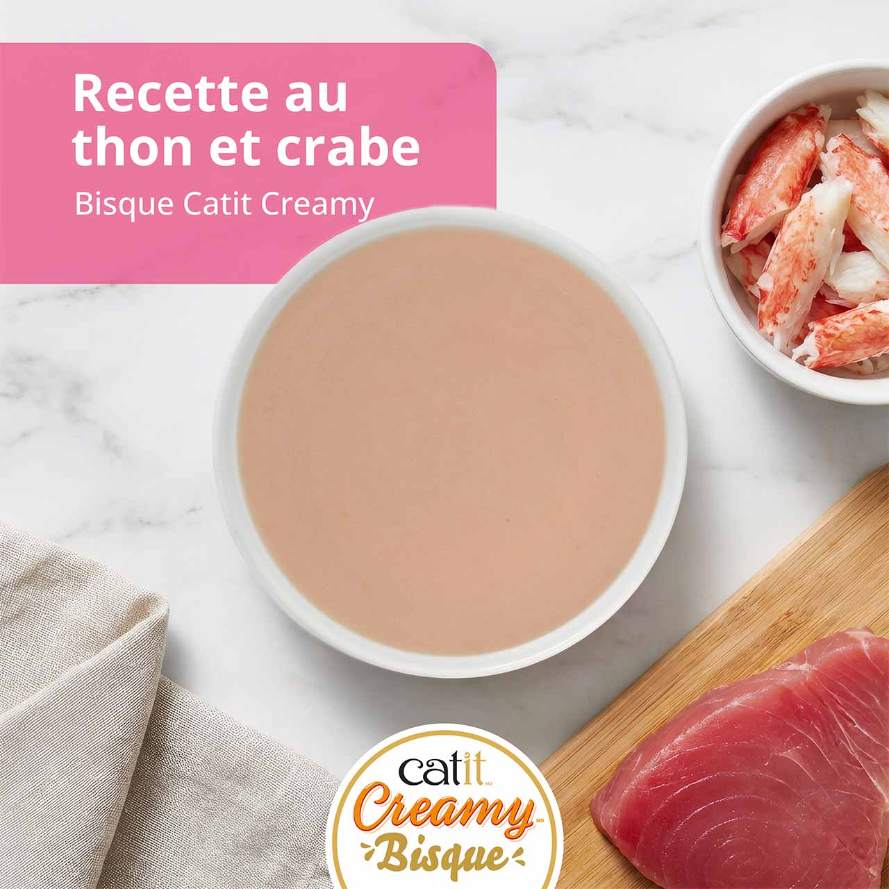 Gâterie bisque Catit Creamy au thon et crabe pour chats, présentée avec un bol de bisque, de la chair de crabe et un filet de thon
