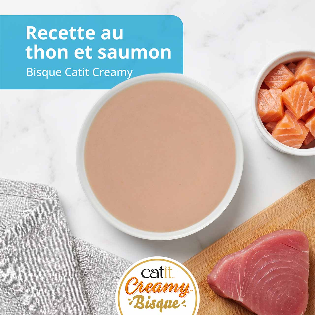 Gâterie bisque Catit Creamy au thon et saumon pour chats, présentée avec un bol de bisque et des morceaux de thon et de saumon frais