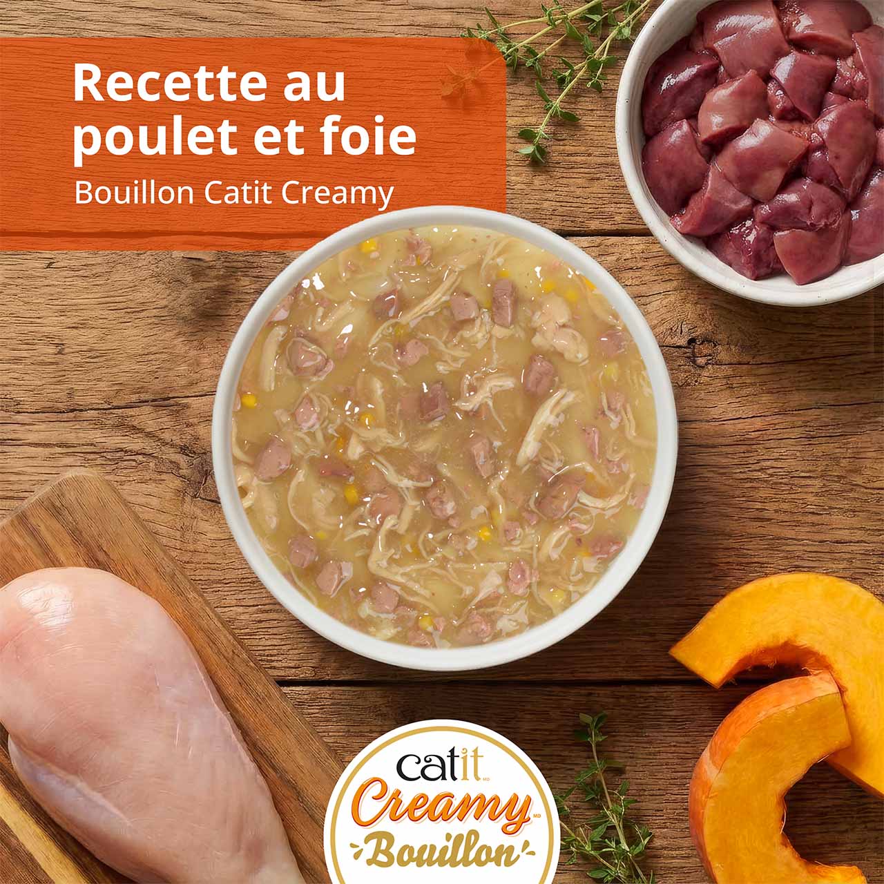 Bouillon Catit Creamy au poulet et foie sur un comptoir de cuisine en bois
