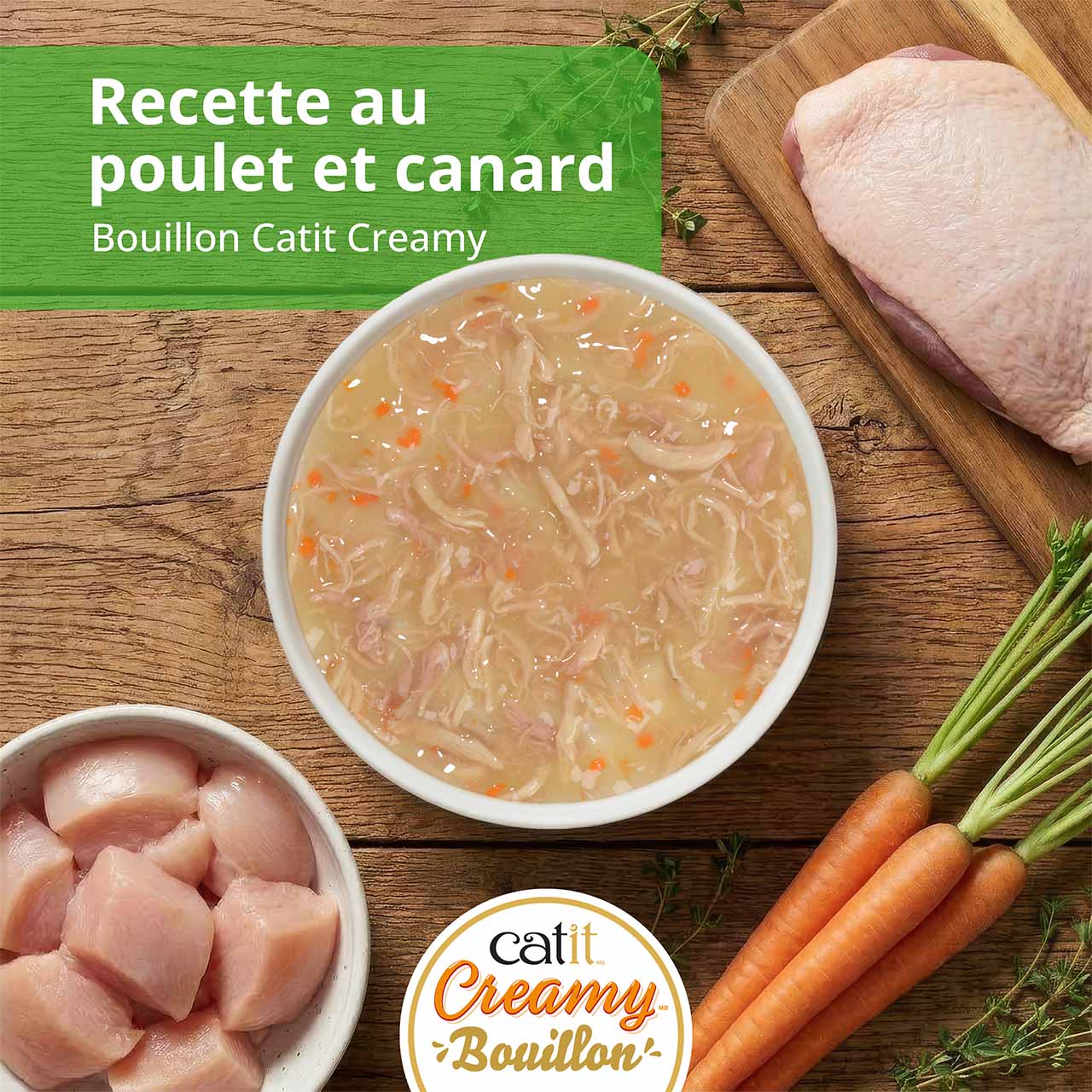 Bouillon Catit Creamy au poulet et canard sur un comptoir de cuisine en bois