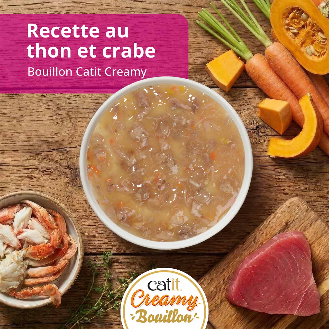 Bouillon Catit Creamy au thon et crabe sur un comptoir de cuisine en bois
