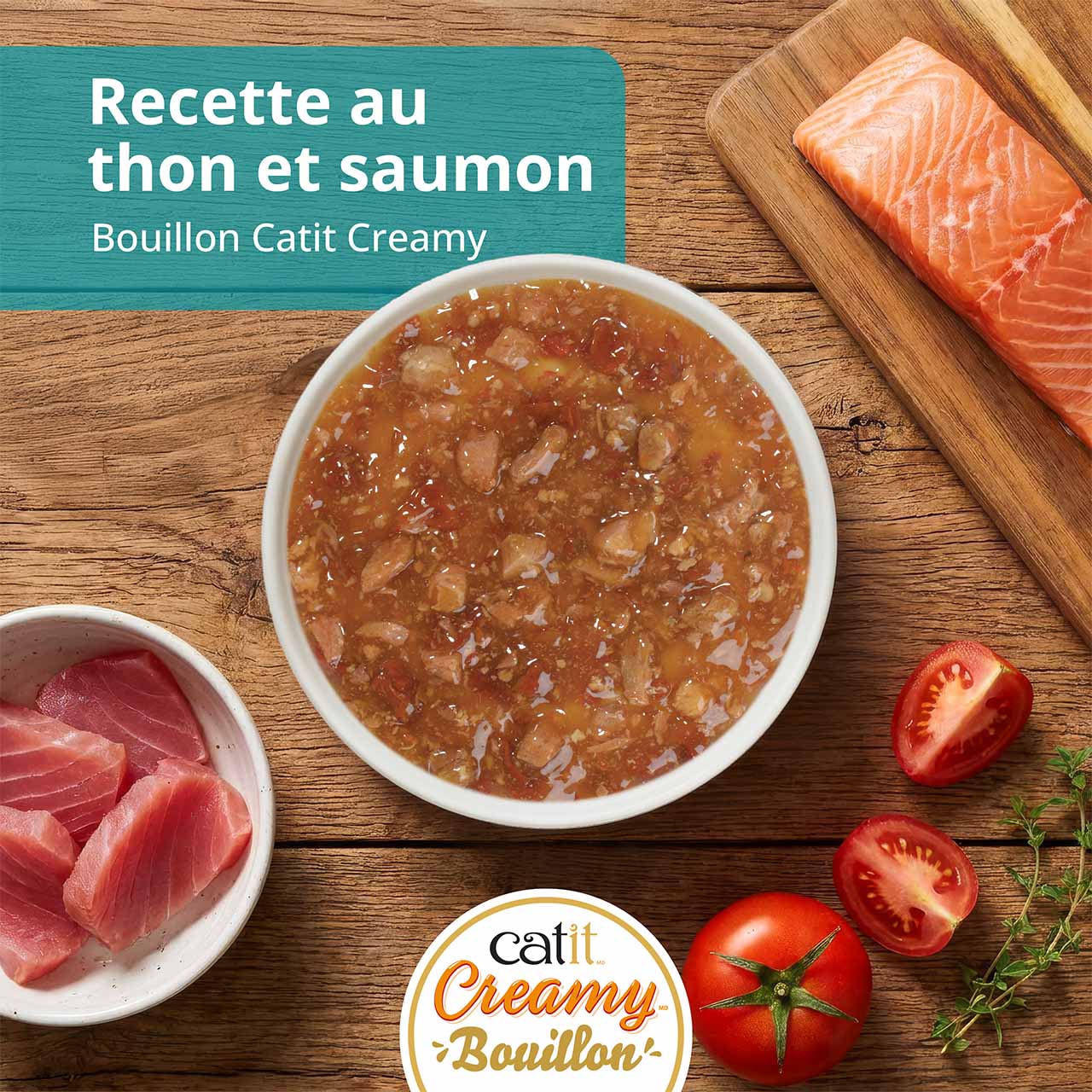 Bouillon Catit Creamy au thon et saumon sur un comptoir de cuisine en bois
