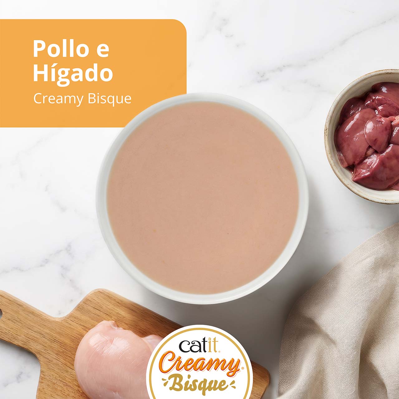 Snack para gatos Catit Creamy Bisque con sabor a pollo e hígado, que se muestra junto a ingredientes de pollo e hígado crudos