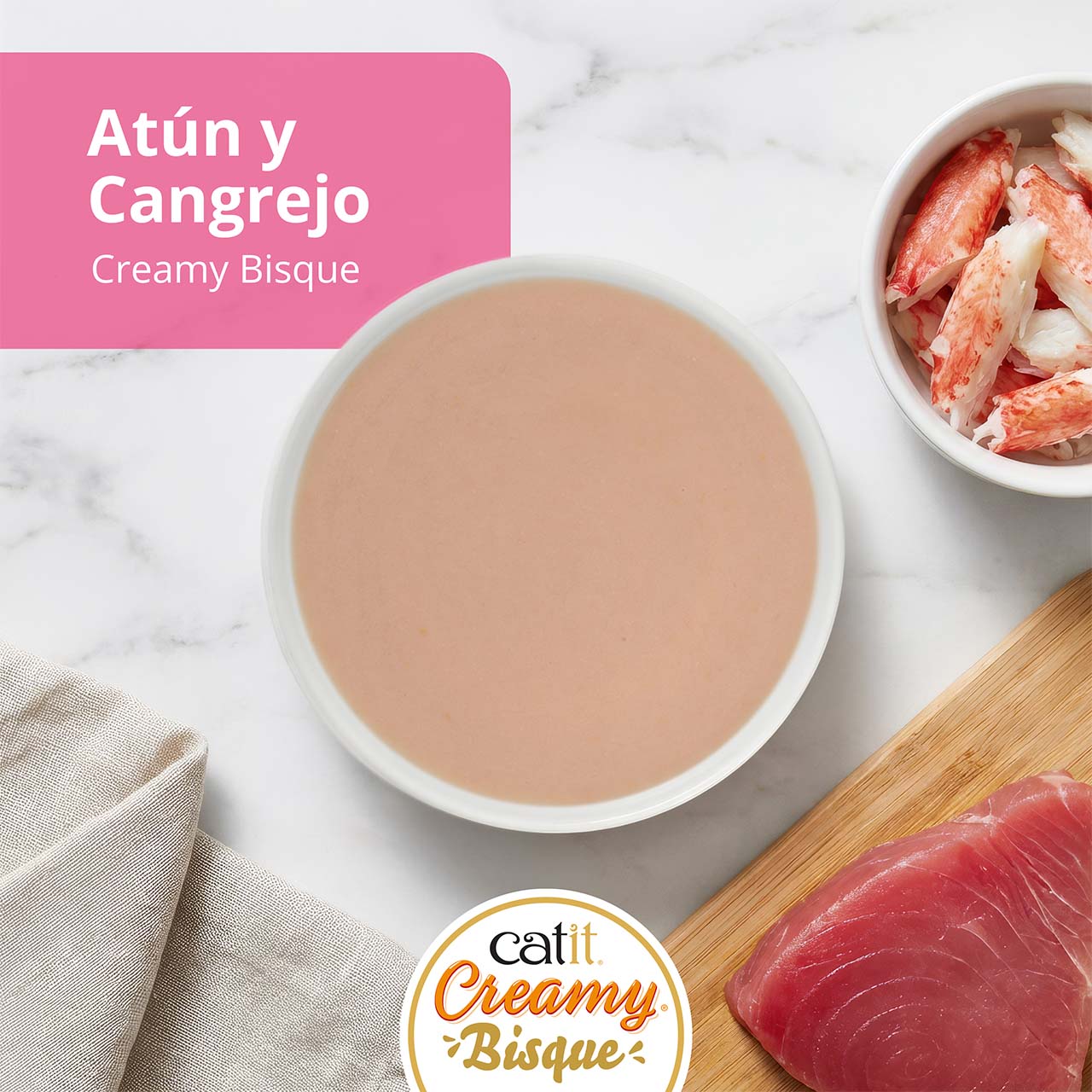 Snack para gatos Catit Creamy Bisque con sabor a atún y cangrejo, acompañado de carne de cangrejo y un filete de atún