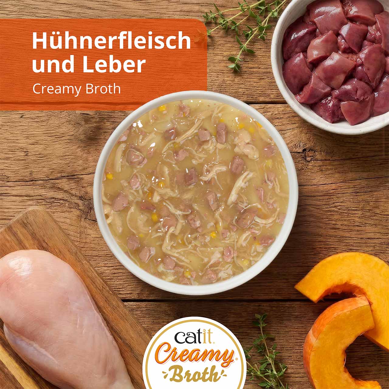 Catit Creamy Broth mit Hühnerfleisch und Leber auf einer Küchenarbeitsplatte aus Holz