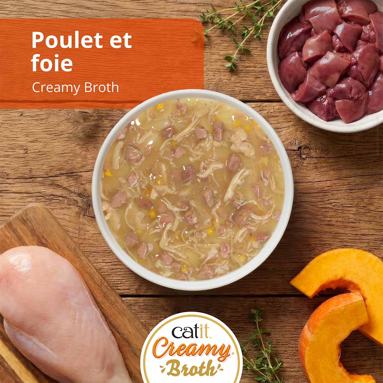 Catit Creamy Broth, poulet et foie, sur un comptoir de cuisine en bois