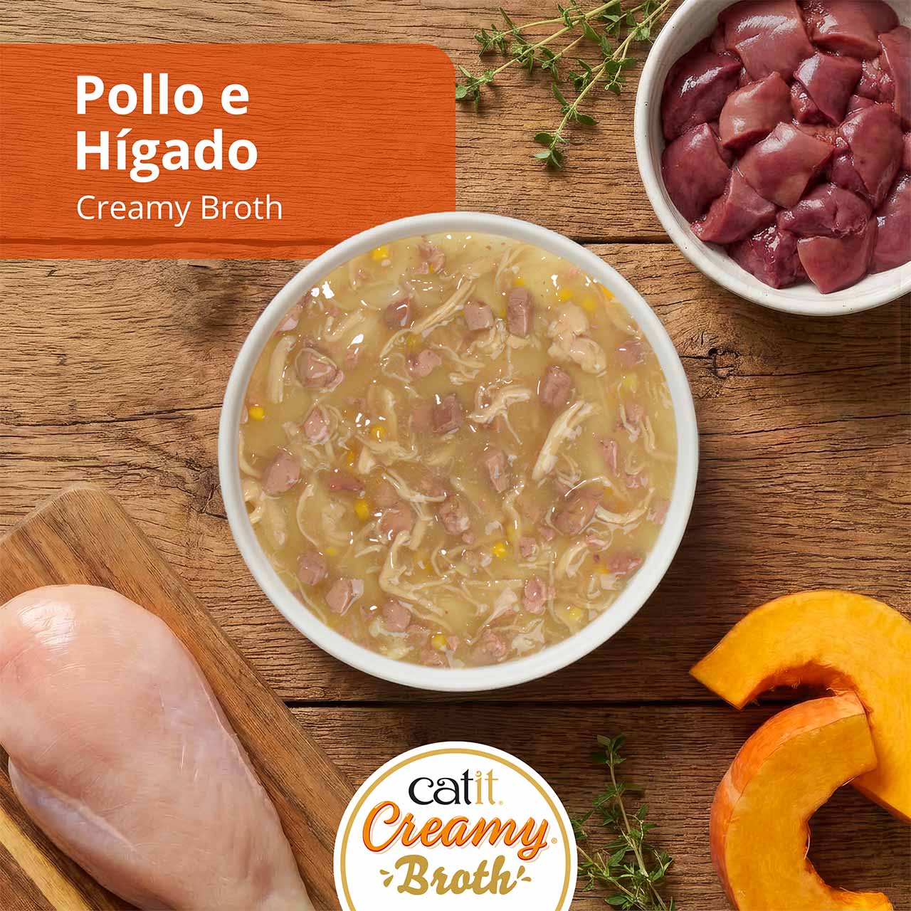 Catit Creamy Broth, pollo e hígado, en la encimera de madera de la cocina