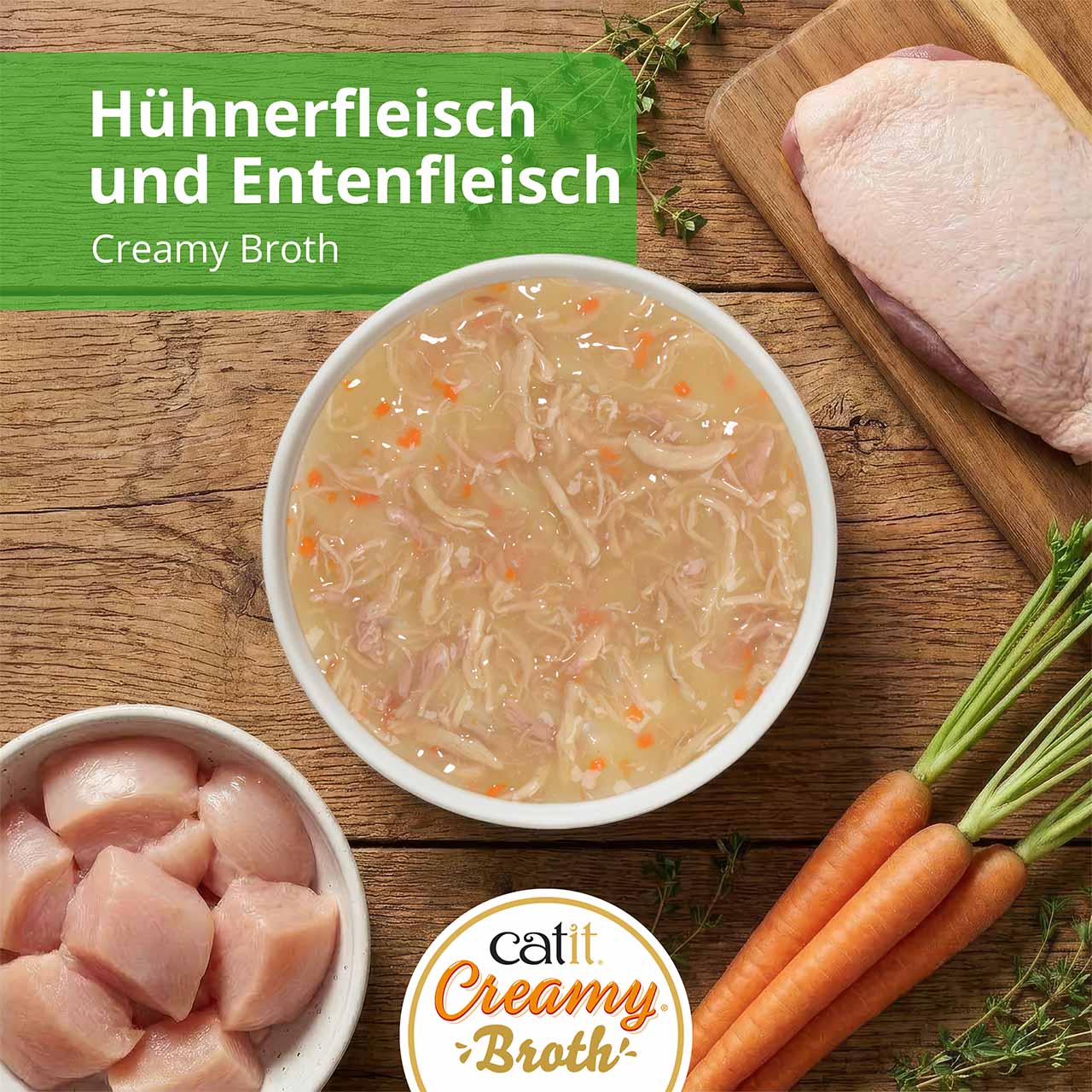 Catit Creamy Broth mit Thunfisch und Lachs auf einer Küchenarbeitsplatte aus Holz
