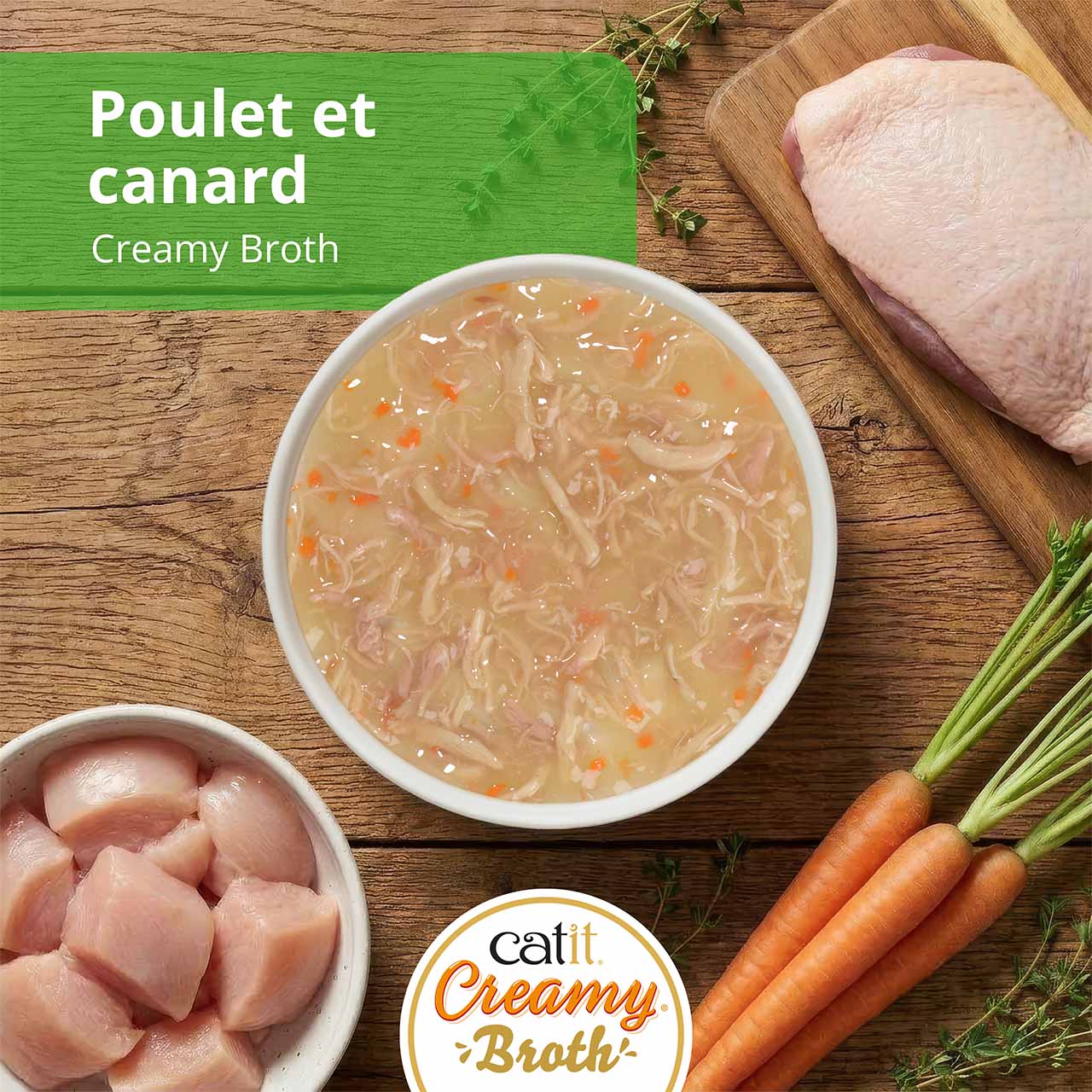 Catit Creamy Broth, poulet et canard, sur un comptoir de cuisine en bois