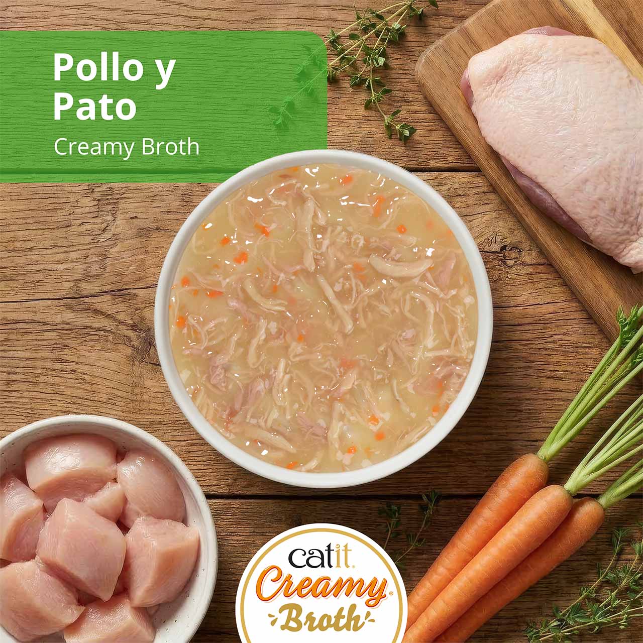 Catit Creamy Broth, pollo y pato, sobre la encimera de madera de la cocina