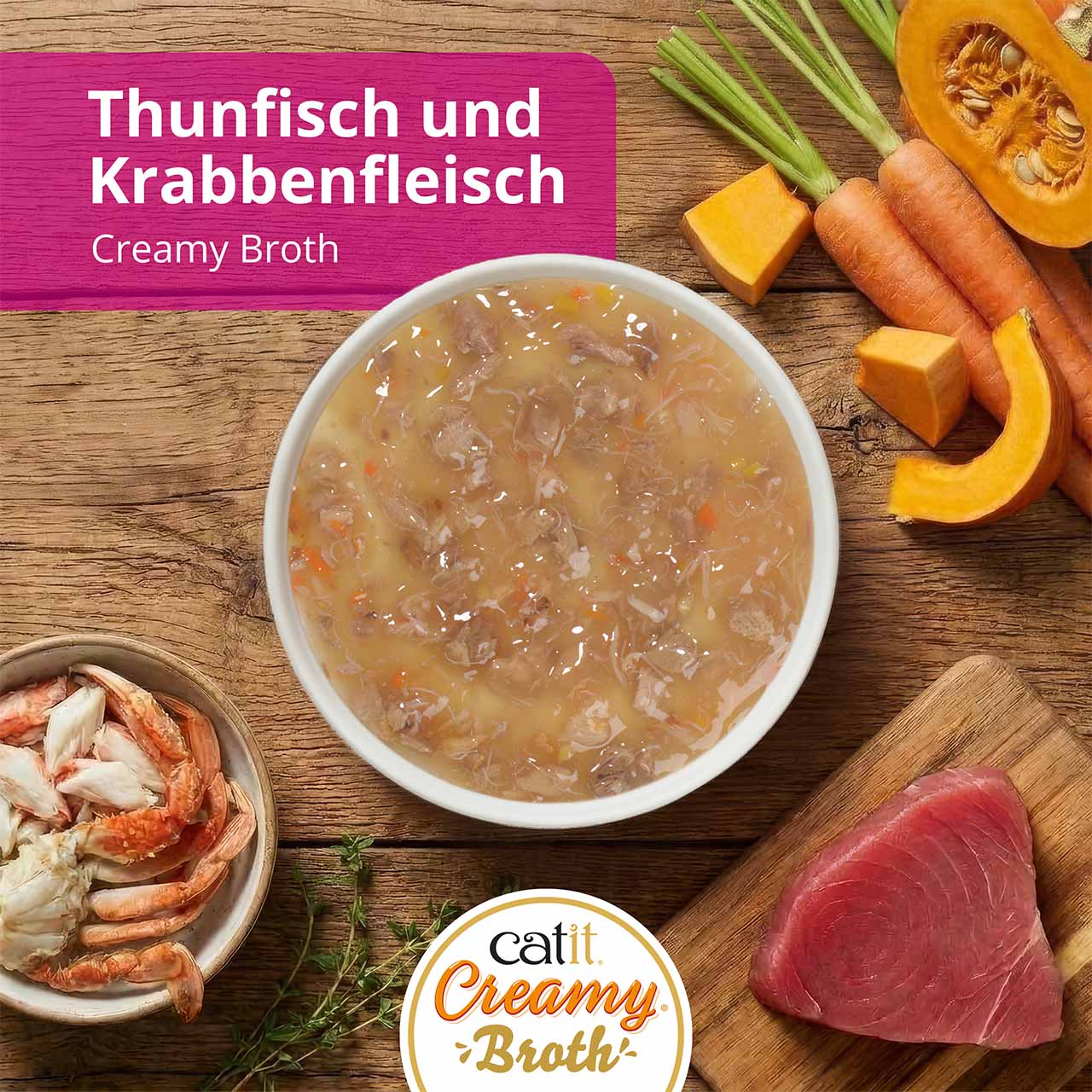 Catit Creamy Broth mit Thunfisch und Krabbenfleisch auf einer Küchenarbeitsplatte aus Holz