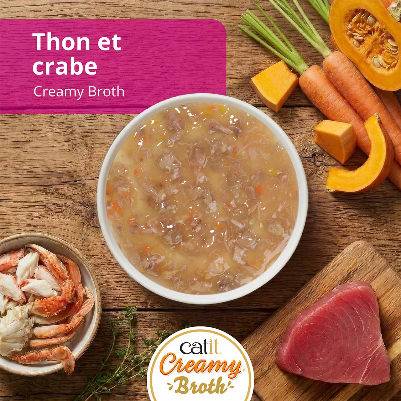 Catit Creamy Broth, thon et crabe, sur un comptoir de cuisine en bois