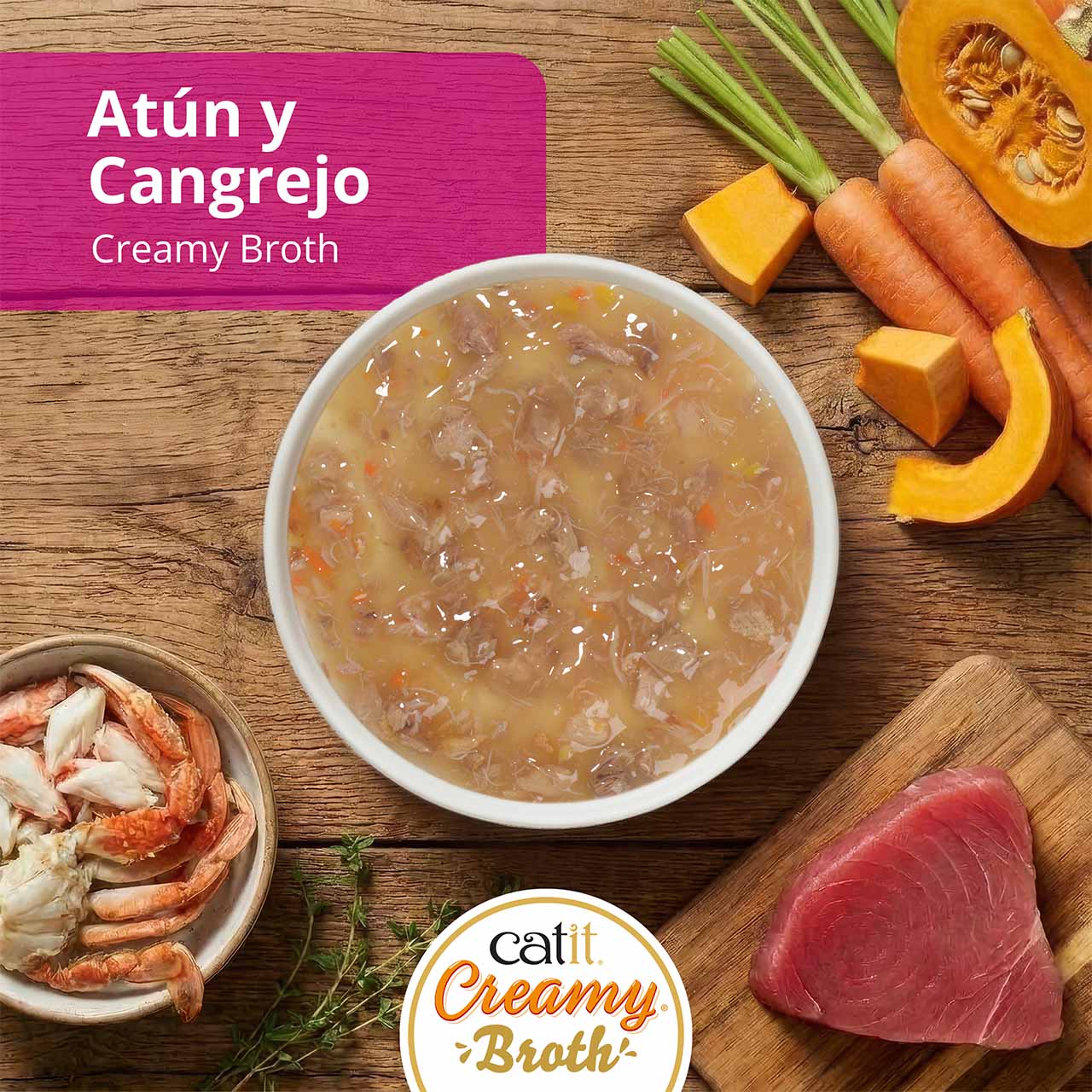Catit Creamy Broth, atún y cangrejo, en la encimera de madera de la cocina