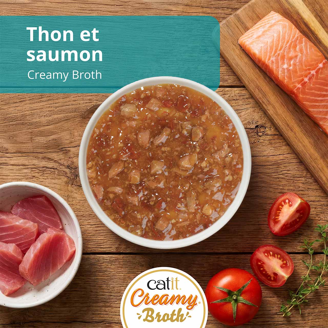 Catit Creamy Broth, thon et saumon, sur un comptoir de cuisine en bois