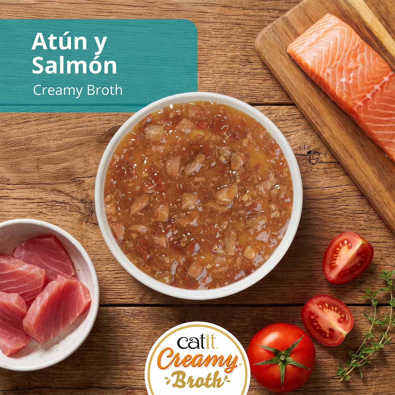 Catit Creamy Broth, atún y salmón, sobre la encimera de madera de la cocina